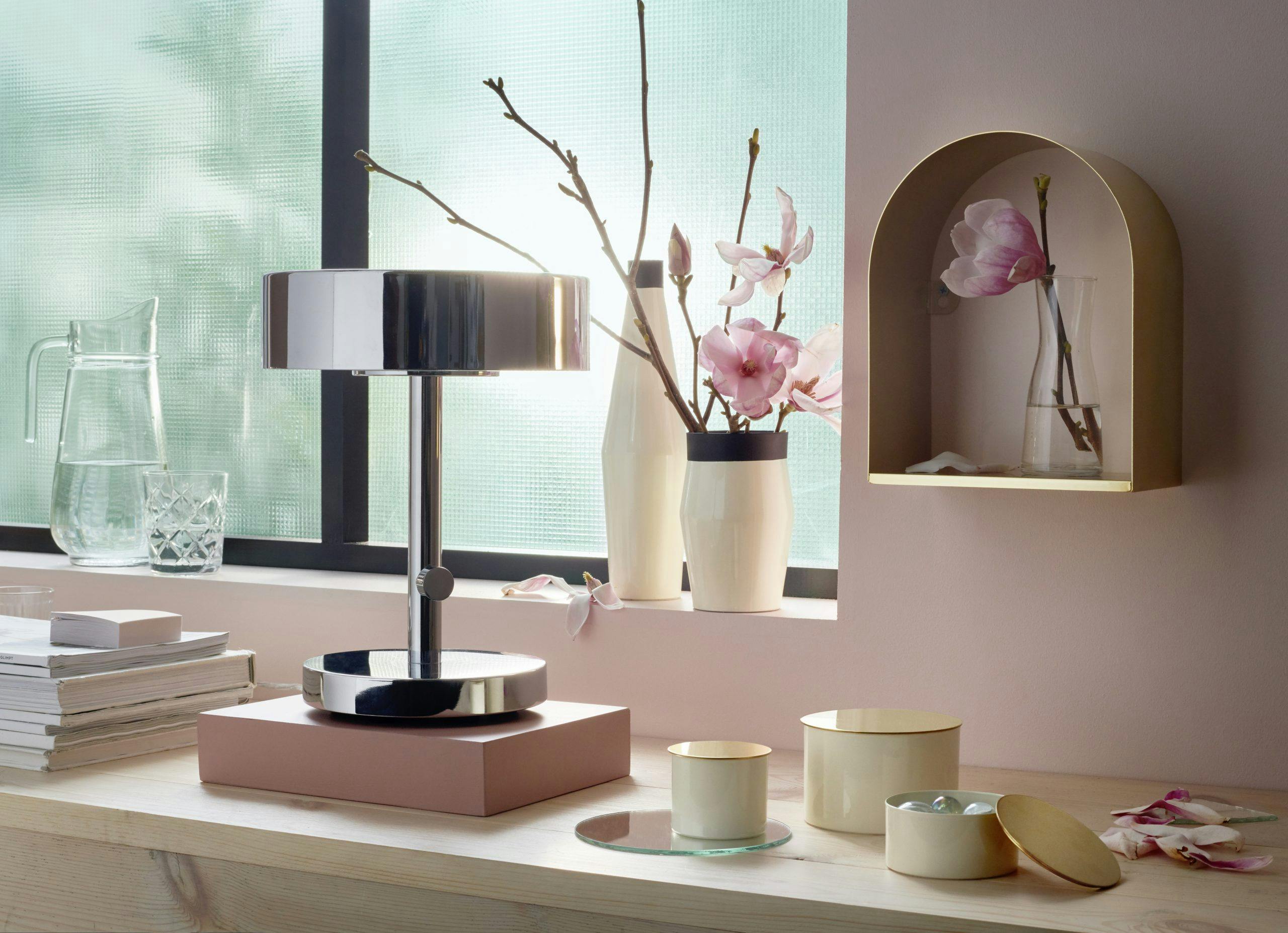 Pent og praktisk i vinduskarmen lampe og ny oppbevaring fra ikea
